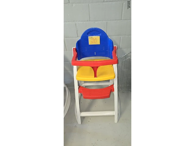 Lot 20 - kinderstoel in gekleurde kunststof - afbeelding 1 van  2