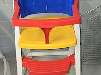 Lot 20 - kinderstoel in gekleurde kunststof - afbeelding 1 van  2