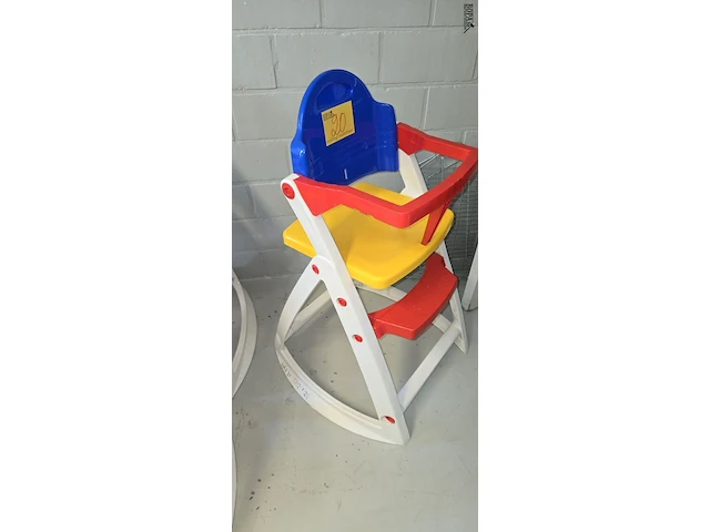 Lot 20 - kinderstoel in gekleurde kunststof - afbeelding 2 van  2