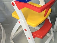 Lot 20 - kinderstoel in gekleurde kunststof - afbeelding 2 van  2