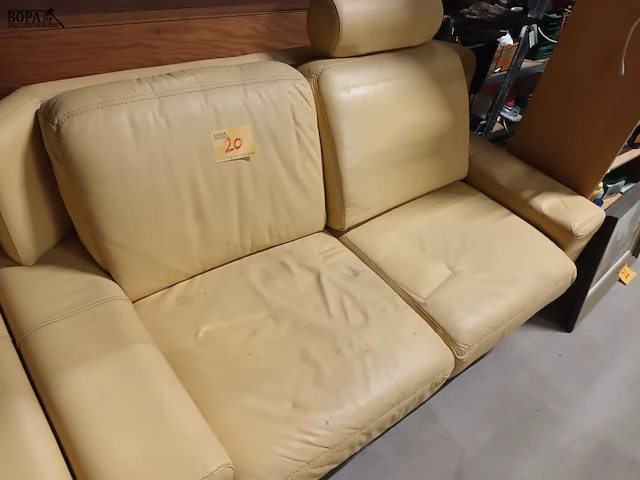 Lot 20 - lederen sofa - afbeelding 1 van  4