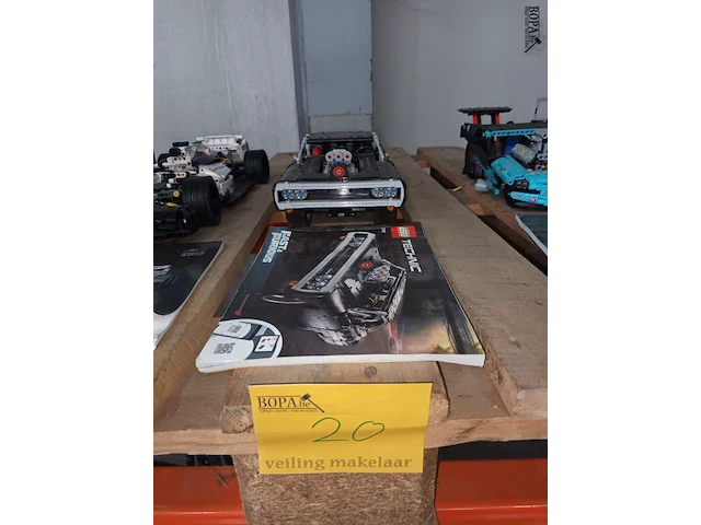 Lot 20 - lego technic fast & furious dodge - afbeelding 1 van  3