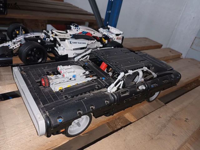 Lot 20 - lego technic fast & furious dodge - afbeelding 2 van  3