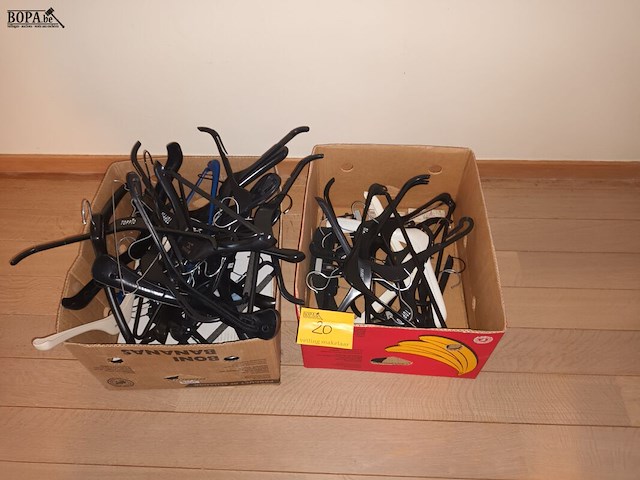 Lot 20 - lot kleerhangers - afbeelding 1 van  2