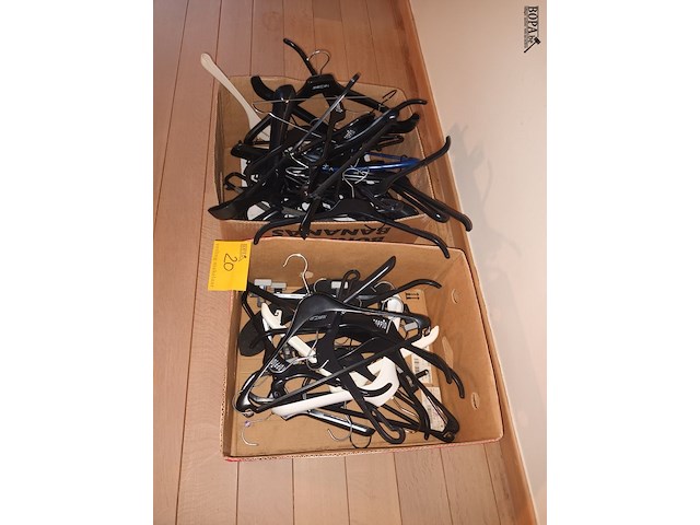 Lot 20 - lot kleerhangers - afbeelding 2 van  2