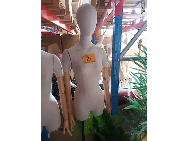 Lot 20 - mannequin pop - afbeelding 1 van  3