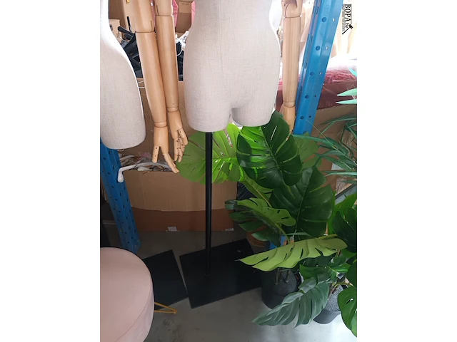 Lot 20 - mannequin pop - afbeelding 2 van  3