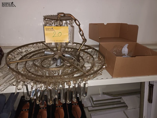 Lot 20 - metalen luchter met kristallen - afbeelding 1 van  3