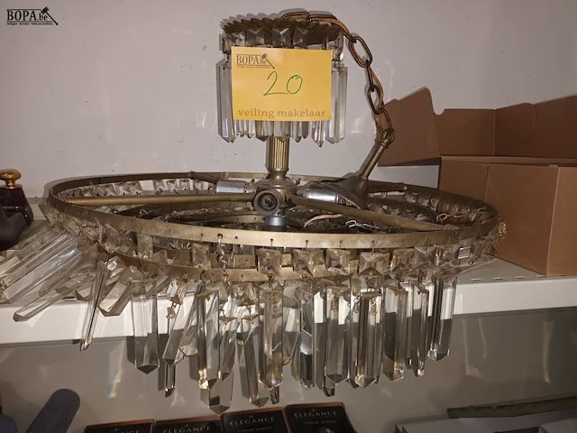Lot 20 - metalen luchter met kristallen - afbeelding 2 van  3