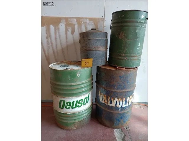 Lot 20 - metalen vaten, diverse groottes oa castrol, 4 stuks - afbeelding 1 van  4