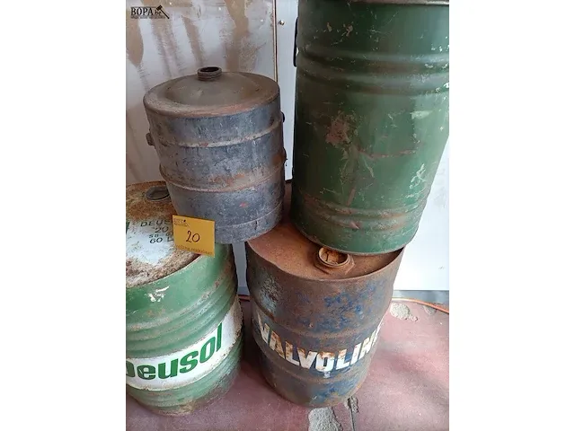 Lot 20 - metalen vaten, diverse groottes oa castrol, 4 stuks - afbeelding 4 van  4