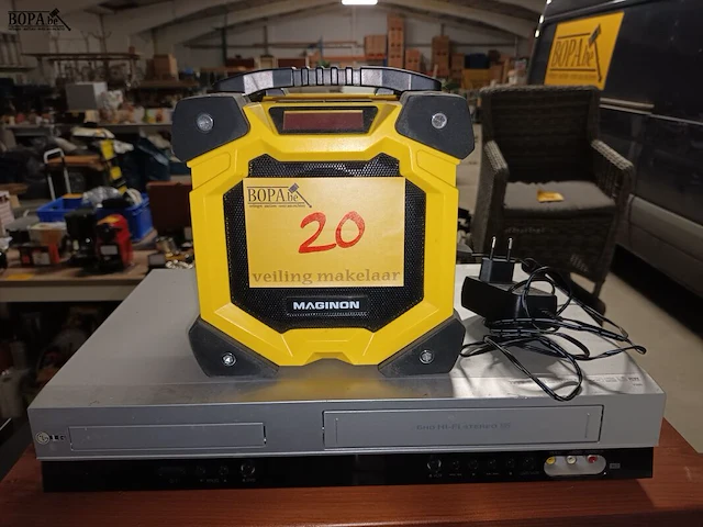Lot 20 - outdoor radio en dvd/video speler - afbeelding 1 van  5
