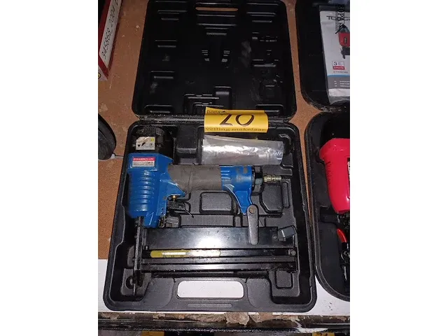 Lot 20 - pneumatische nietpistool powerplus - afbeelding 1 van  3