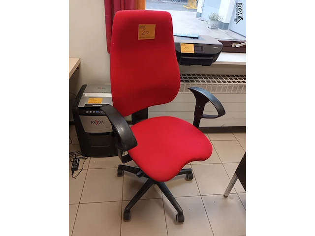 Lot 20 - rode bureaustoel - afbeelding 1 van  2