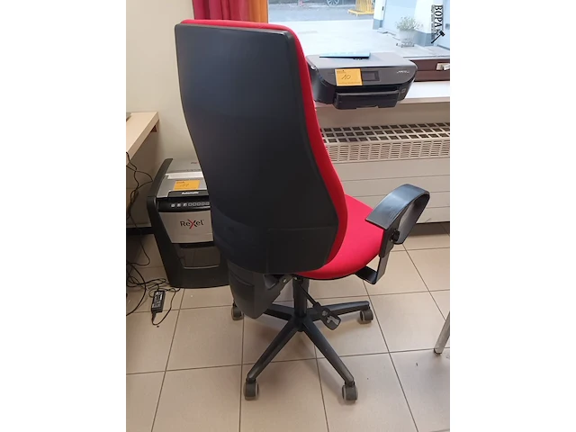 Lot 20 - rode bureaustoel - afbeelding 2 van  2