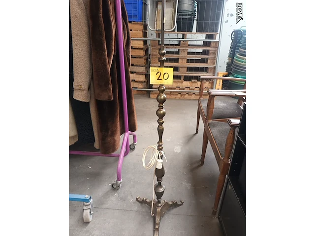 Lot 20 - staande lamp - afbeelding 1 van  5