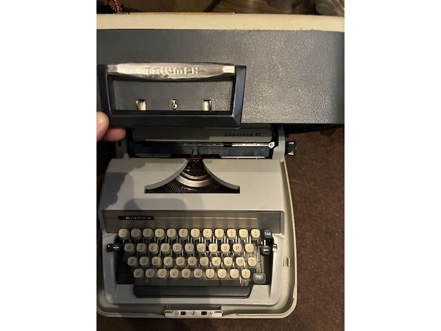 Lot 20 - typmachine triumph - afbeelding 2 van  3