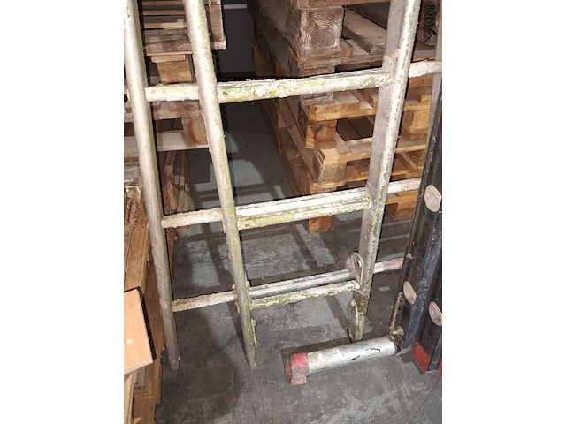 Lot 20 - uitschuifbare ladder - afbeelding 2 van  3