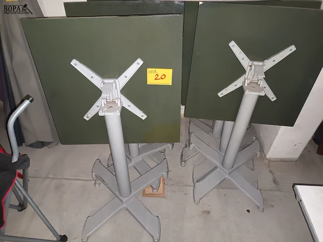 Lot 20 - vierkante klaptafel. 8 stuks - afbeelding 1 van  3