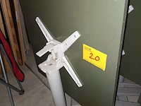 Lot 20 - vierkante klaptafel. 8 stuks - afbeelding 2 van  3
