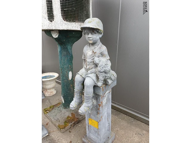 Lot 20 - vintage beton console met beeld - afbeelding 2 van  6