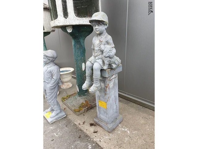 Lot 20 - vintage beton console met beeld - afbeelding 3 van  6