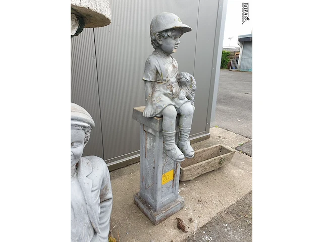 Lot 20 - vintage beton console met beeld - afbeelding 4 van  6