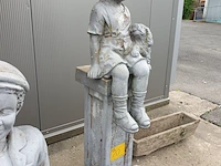 Lot 20 - vintage beton console met beeld - afbeelding 4 van  6