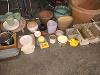 Lot 200 - bloempotten. 33 stuks - afbeelding 1 van  4