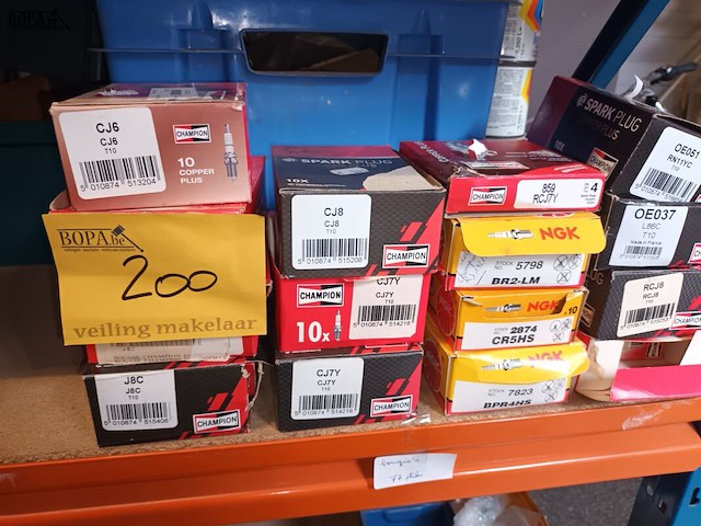 Lot 200 - bougies. 77 stuks - afbeelding 1 van  3