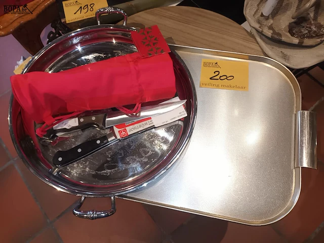 Lot 200 - dienbladen, messen, zakje piper - afbeelding 1 van  4