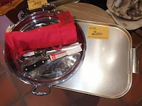 Lot 200 - dienbladen, messen, zakje piper - afbeelding 1 van  4