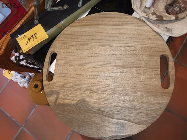 Lot 200 - dienbladen, messen, zakje piper - afbeelding 2 van  4