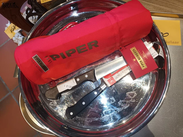 Lot 200 - dienbladen, messen, zakje piper - afbeelding 4 van  4