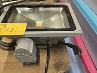 Lot 200 - led schijnwerper met sensor - afbeelding 2 van  2