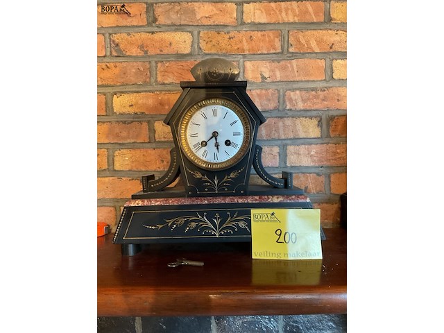 Lot 200 - marmeren staklok gesculpteerd - afbeelding 1 van  6