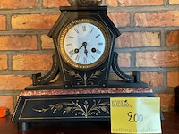 Lot 200 - marmeren staklok gesculpteerd - afbeelding 1 van  6