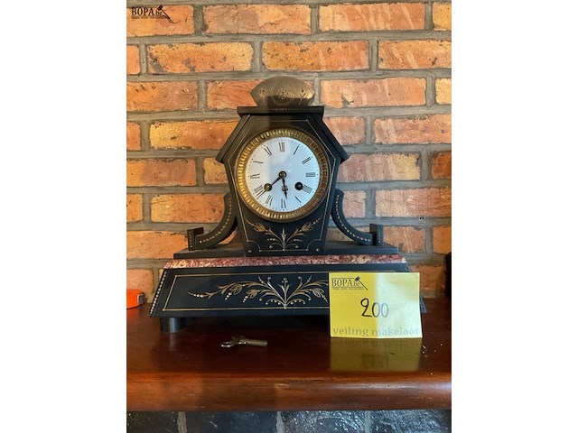 Lot 200 - marmeren staklok gesculpteerd - afbeelding 2 van  6