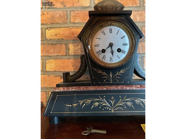 Lot 200 - marmeren staklok gesculpteerd - afbeelding 3 van  6