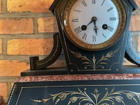 Lot 200 - marmeren staklok gesculpteerd - afbeelding 3 van  6