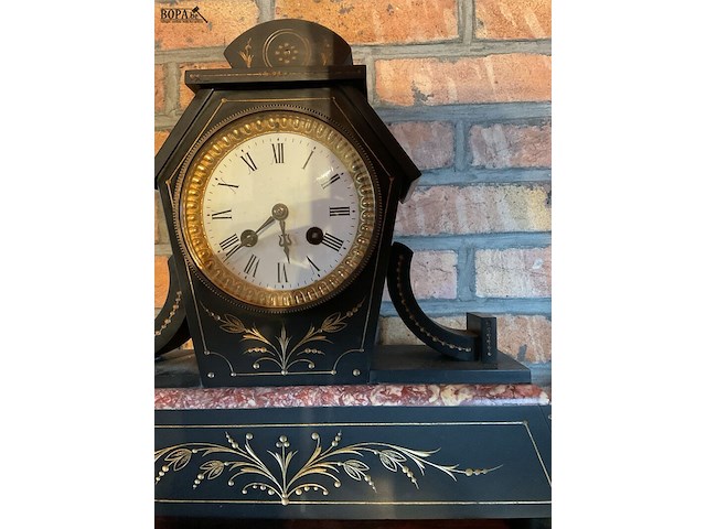 Lot 200 - marmeren staklok gesculpteerd - afbeelding 4 van  6