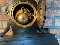 Lot 200 - marmeren staklok gesculpteerd - afbeelding 5 van  6