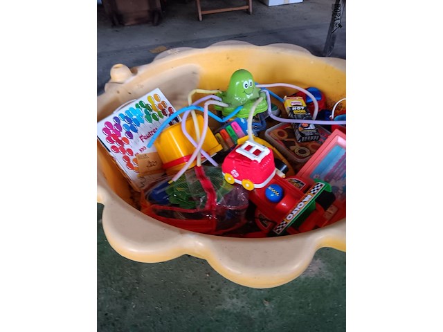 Lot 200 - pvc plonsbad en speelgoed - afbeelding 1 van  5