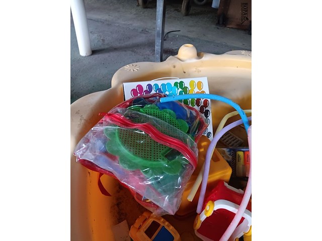 Lot 200 - pvc plonsbad en speelgoed - afbeelding 5 van  5