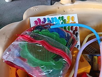 Lot 200 - pvc plonsbad en speelgoed - afbeelding 5 van  5