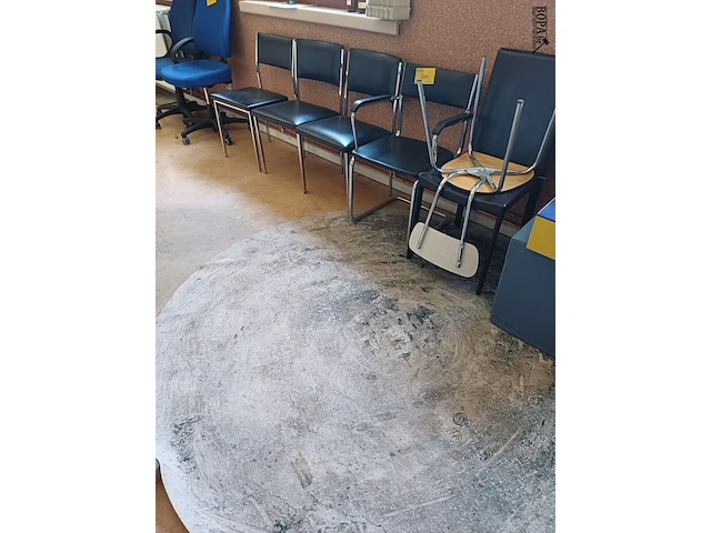 Lot 200 - tapijt en stoelen - afbeelding 1 van  6