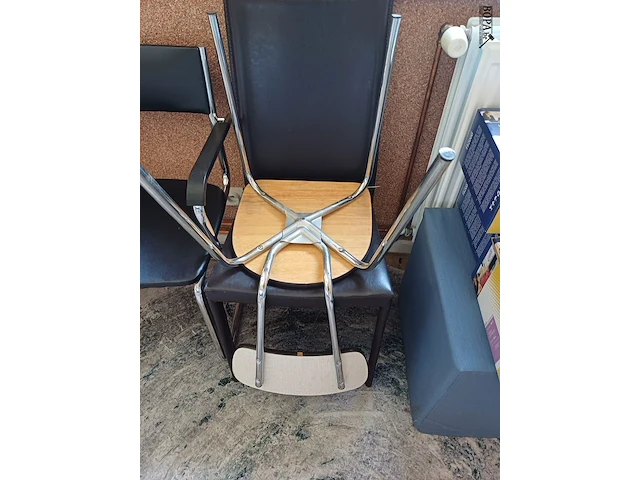 Lot 200 - tapijt en stoelen - afbeelding 2 van  6
