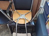 Lot 200 - tapijt en stoelen - afbeelding 2 van  6