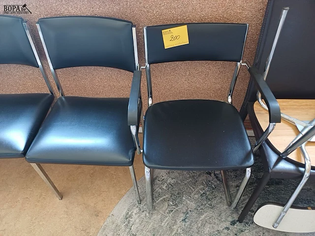 Lot 200 - tapijt en stoelen - afbeelding 3 van  6