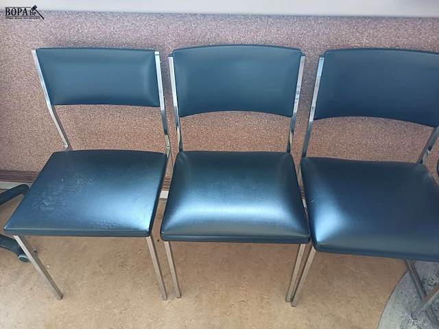 Lot 200 - tapijt en stoelen - afbeelding 4 van  6